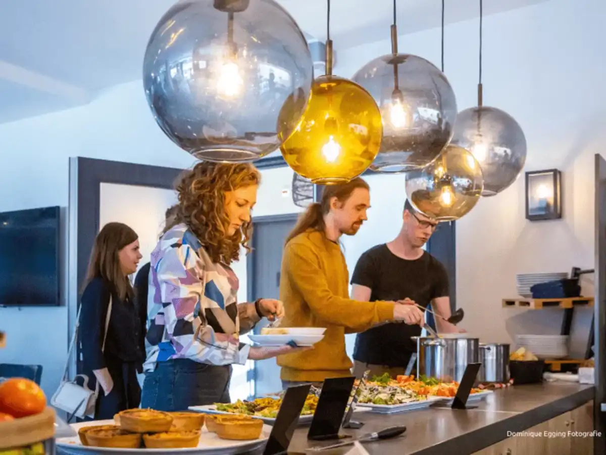 catering-voor-jouw-groepsaccommodatie-5 Lopend buffet in een van de accommodaties