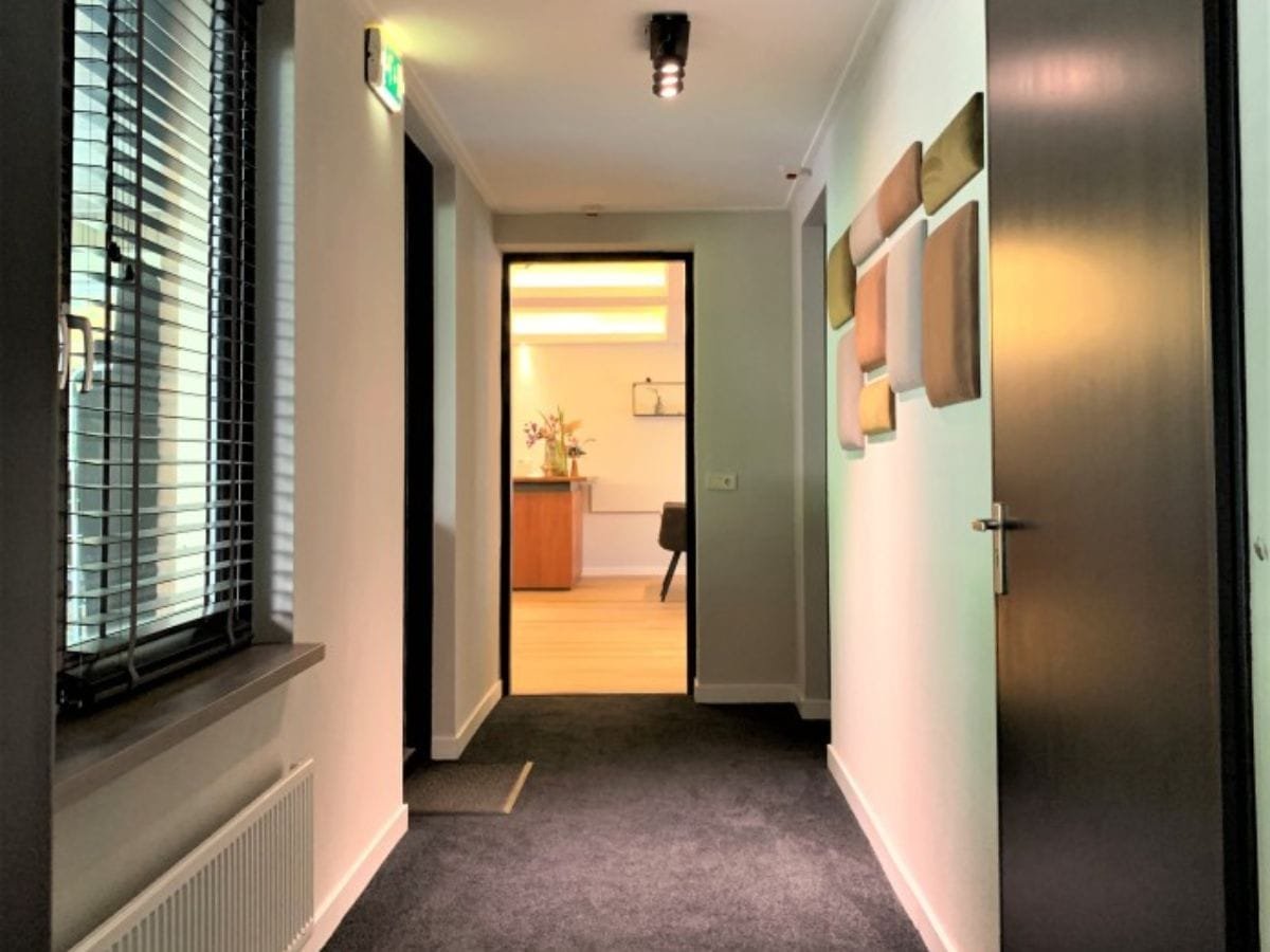 groepsaccommodatie-nijmegen-berg-en-dal-20-22-personen-9-slaapkamers-11 Gang in het huis