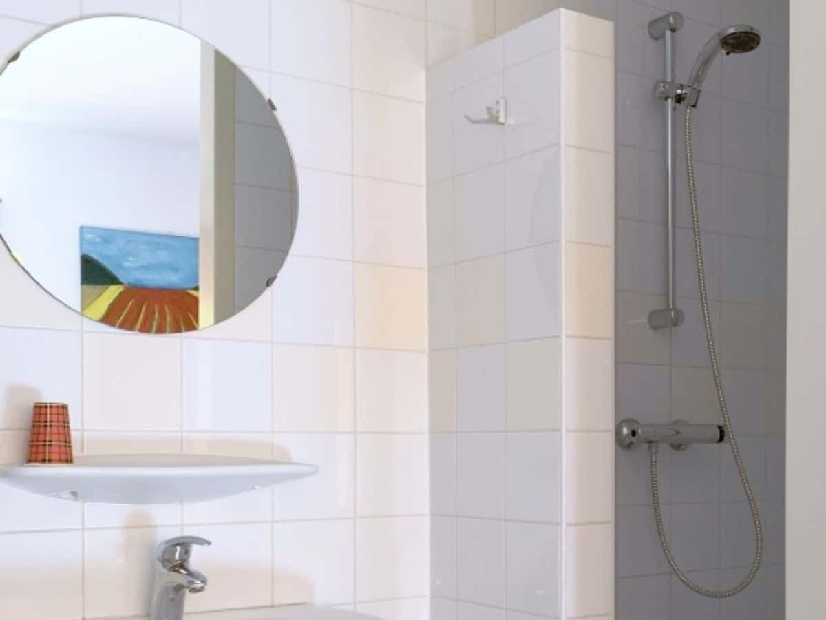 groepsaccommodatie-nijmegen-berg-en-dal-20-22-personen-9-slaapkamers-17 Douche / toilet in iedere kamer