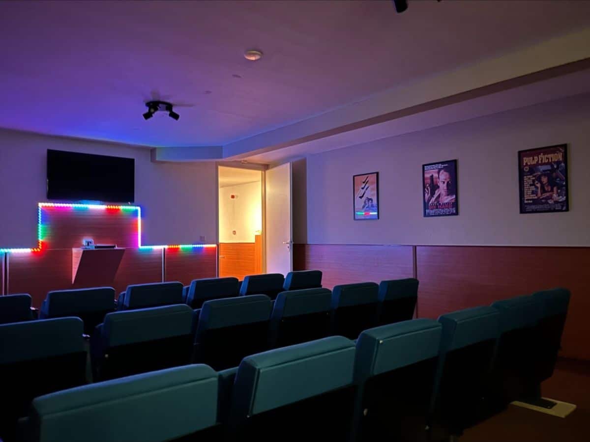 groepsaccommodatie-nijmegen-berg-en-dal-20-22-personen-9-slaapkamers-18 Bioscoop in het familiehuis