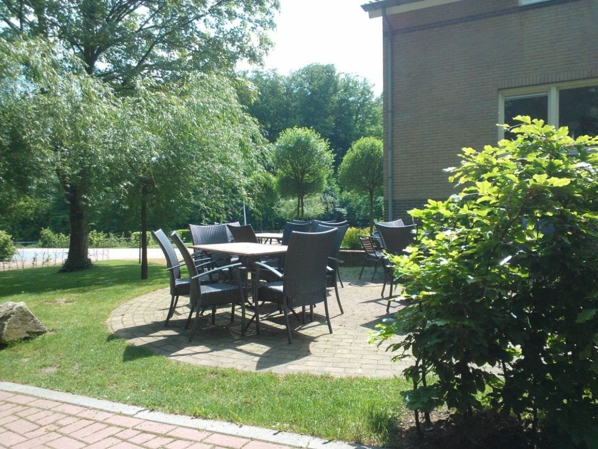groepsaccommodatie-nijmegen-berg-en-dal-20-22-personen-9-slaapkamers-20 Terras voor de groep