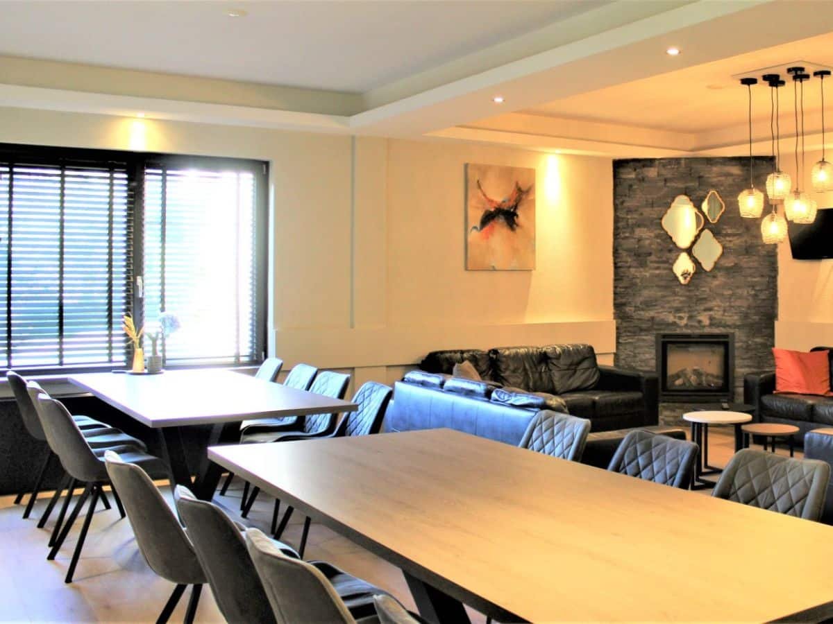 groepsaccommodatie-nijmegen-berg-en-dal-20-22-personen-9-slaapkamers-4 Samen eten in de groepsruimte