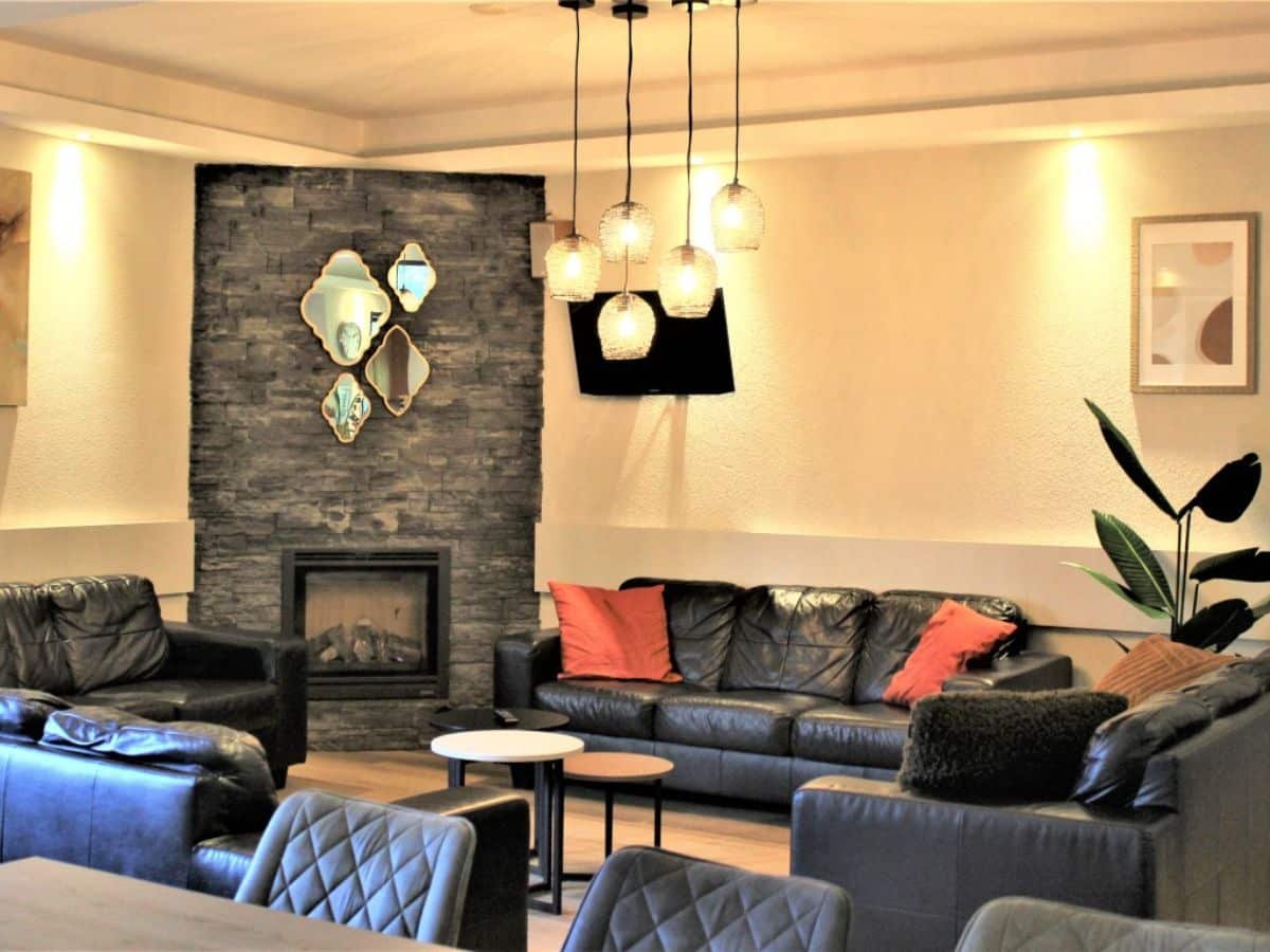 groepsaccommodatie-nijmegen-berg-en-dal-20-22-personen-9-slaapkamers-5 Zithoek in de accommodatie