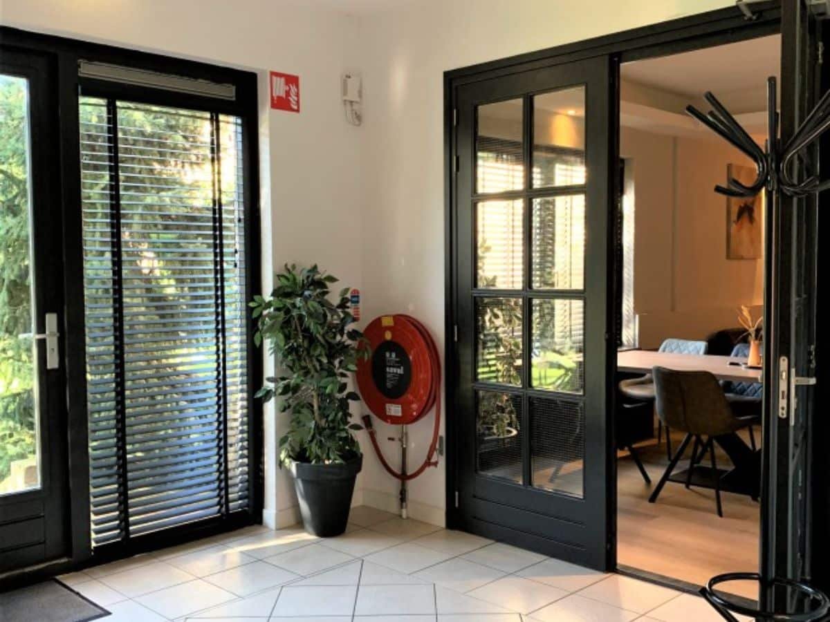 groepsaccommodatie-nijmegen-berg-en-dal-20-22-personen-9-slaapkamers-6 Entree van het huis