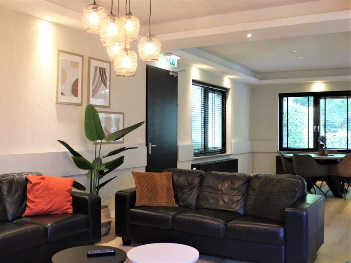 groepsaccommodatie-nijmegen-berg-en-dal-20-22-personen-9-slaapkamers-9 Zithoek met veel licht in de accommodatie