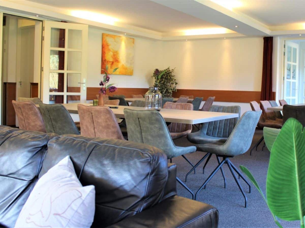 groepsaccommodatie-nijmegen-berg-en-dal-26-personen-10-slaapkamers-11 Groepsruimte geschikt voor grote groepen