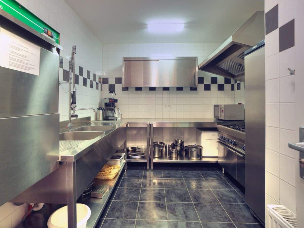 groepsaccommodatie-nijmegen-berg-en-dal-26-personen-10-slaapkamers-13 Professionele keuken voor groepen