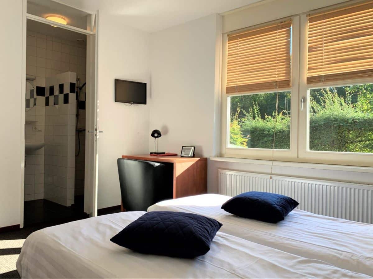 groepsaccommodatie-nijmegen-berg-en-dal-26-personen-10-slaapkamers-15 Slaapkamer met eigen badkamer