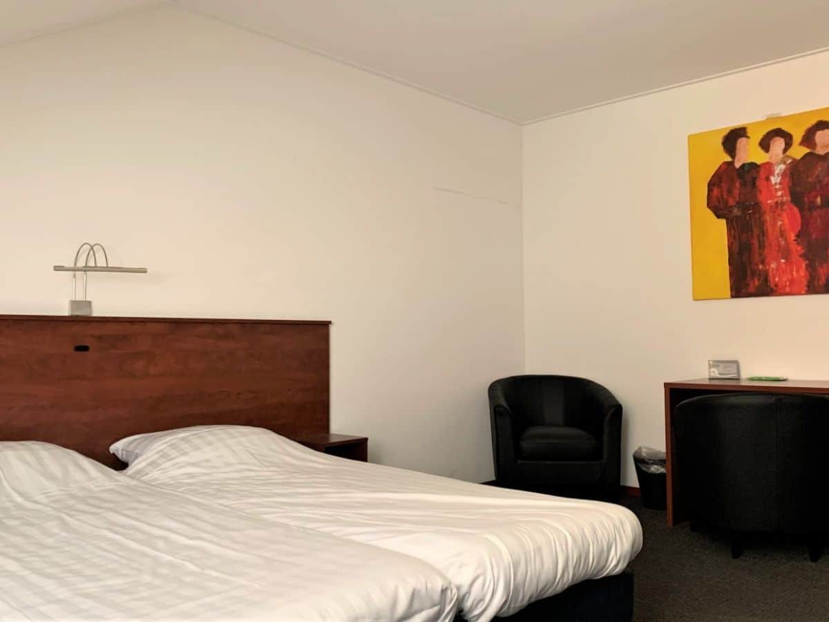 groepsaccommodatie-nijmegen-berg-en-dal-26-personen-10-slaapkamers-16 Opgemaakte bedden in het groepshuis