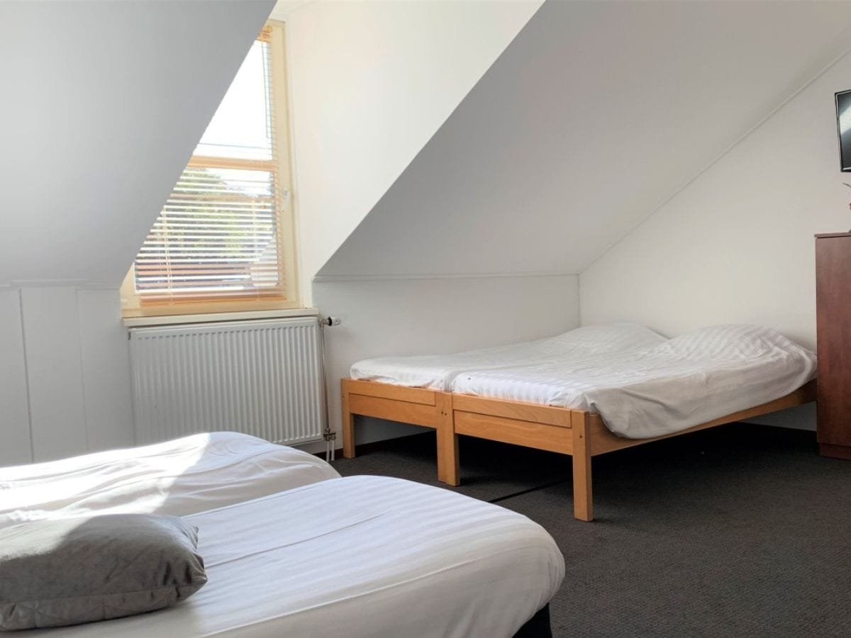 groepsaccommodatie-nijmegen-berg-en-dal-26-personen-10-slaapkamers-19 4-persoons slaapkamer