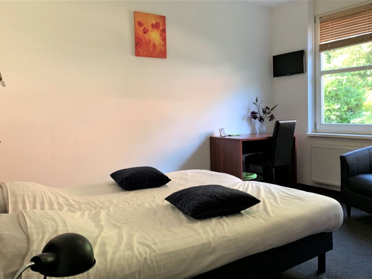 groepsaccommodatie-nijmegen-berg-en-dal-26-personen-10-slaapkamers-20 Fijne bedden in de slaapkamers van Eversbosch 3