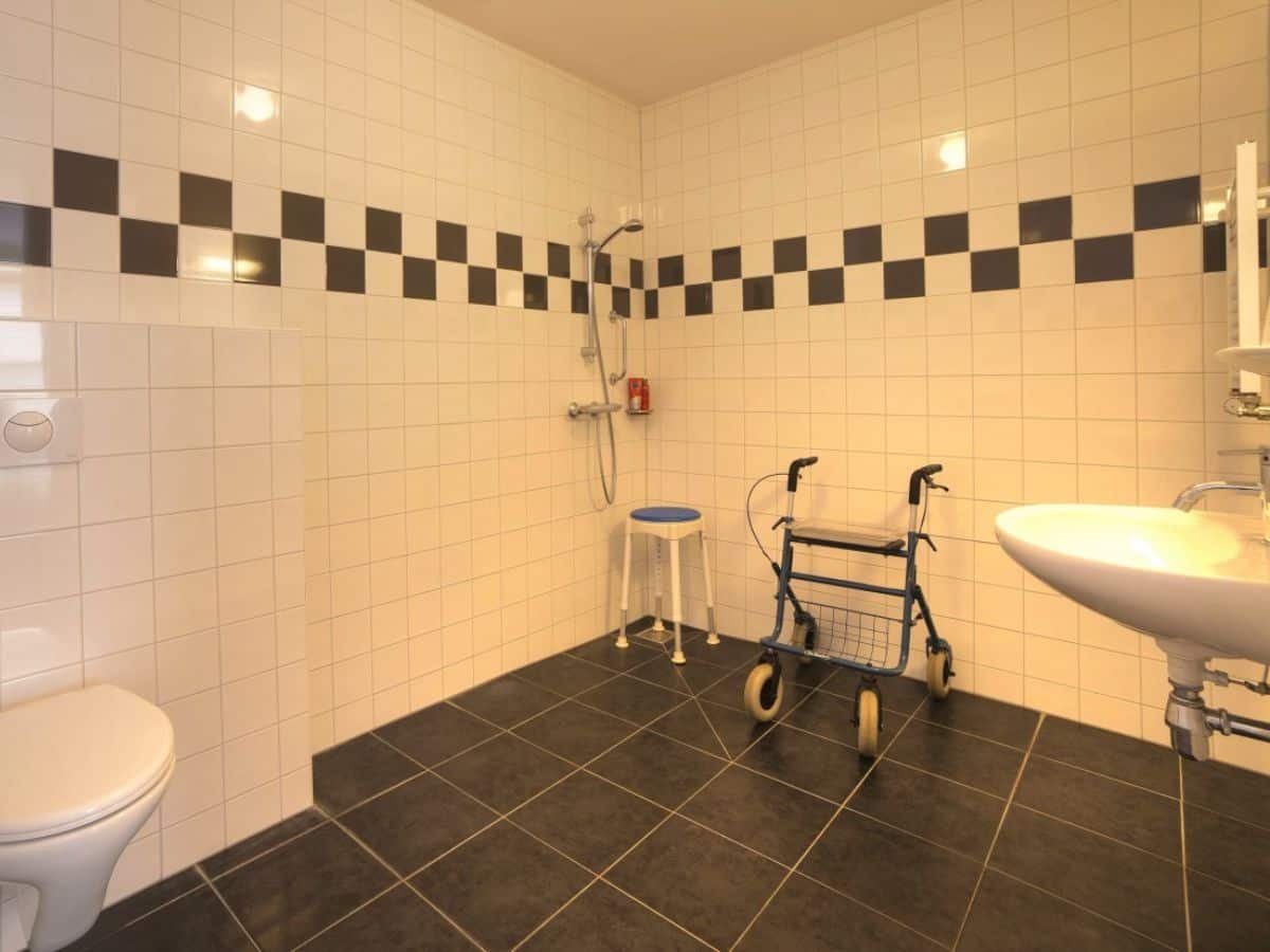 groepsaccommodatie-nijmegen-berg-en-dal-26-personen-10-slaapkamers-22 Aangepaste badkamer op de begane grond van de accommodatie
