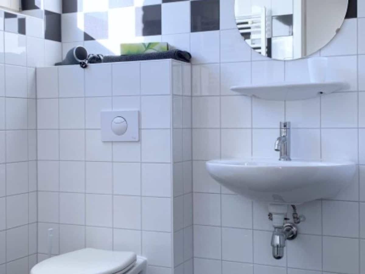 groepsaccommodatie-nijmegen-berg-en-dal-26-personen-10-slaapkamers-24 Impressie van een badkamer