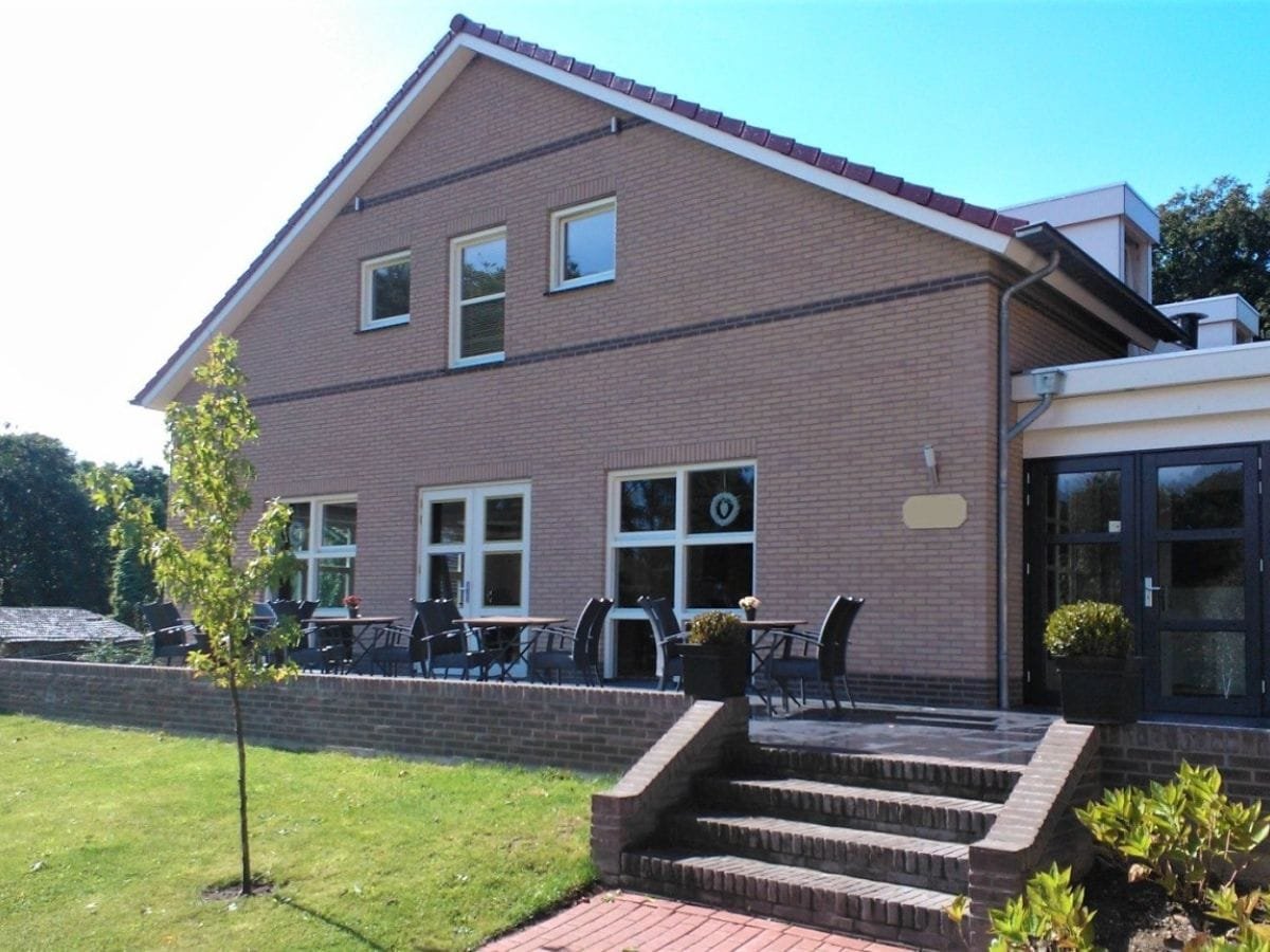 groepsaccommodatie-nijmegen-berg-en-dal-26-personen-10-slaapkamers-4 Aanzicht van het groepsgebouw