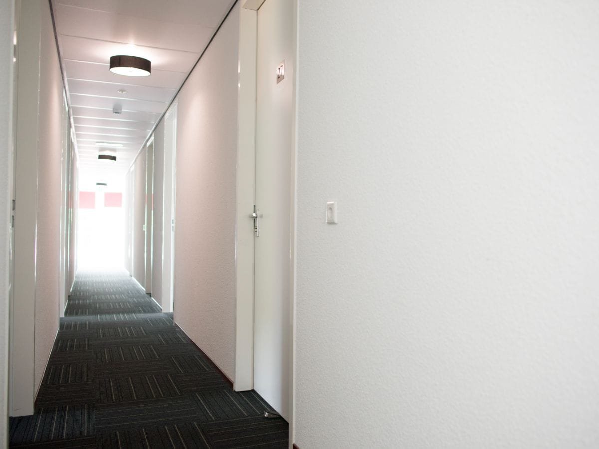 groepsaccommodatie-nijmegen-groesbeek-120-personen-36-slaapkamers-10 Gang naar de slaapkamers