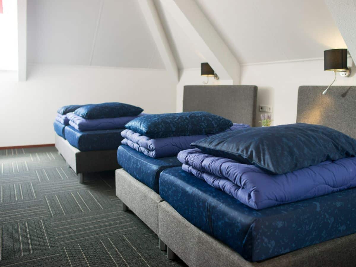 groepsaccommodatie-nijmegen-groesbeek-120-personen-36-slaapkamers-11 4-persoons kamer met eigen badkamer