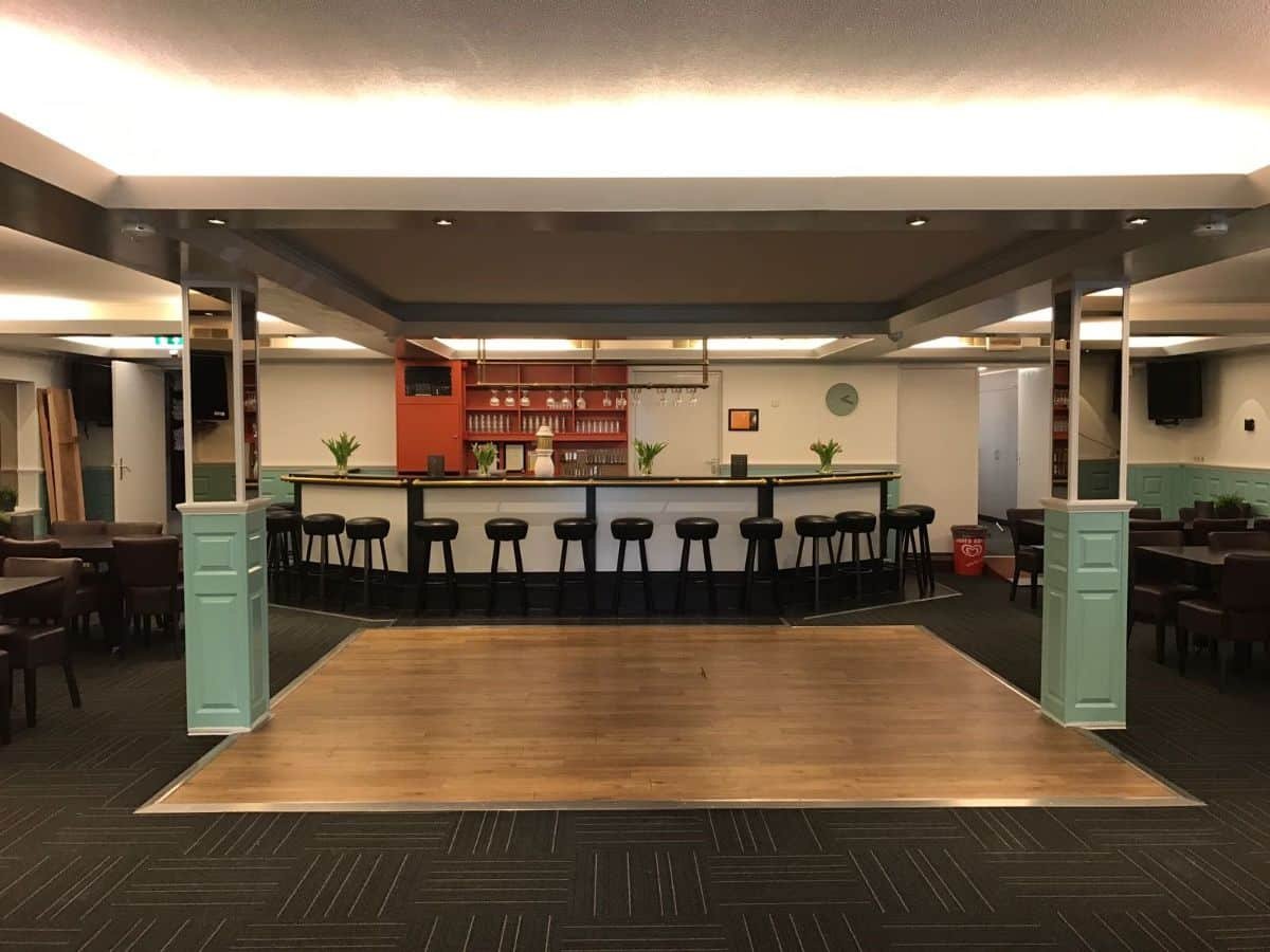 groepsaccommodatie-nijmegen-groesbeek-120-personen-36-slaapkamers-13 Grote zaal met bar