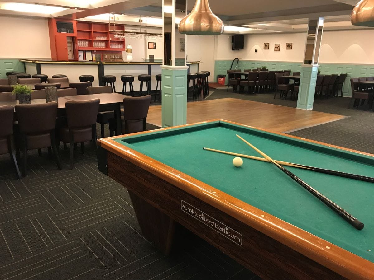groepsaccommodatie-nijmegen-groesbeek-120-personen-36-slaapkamers-15 Biljarttafel in de groepsruimte