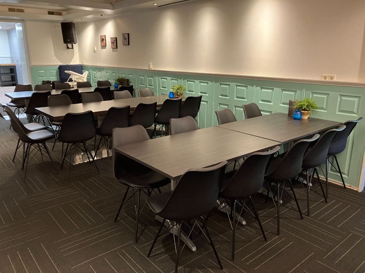 groepsaccommodatie-nijmegen-groesbeek-120-personen-36-slaapkamers-16 Samen eten in een van de zalen voor groepen