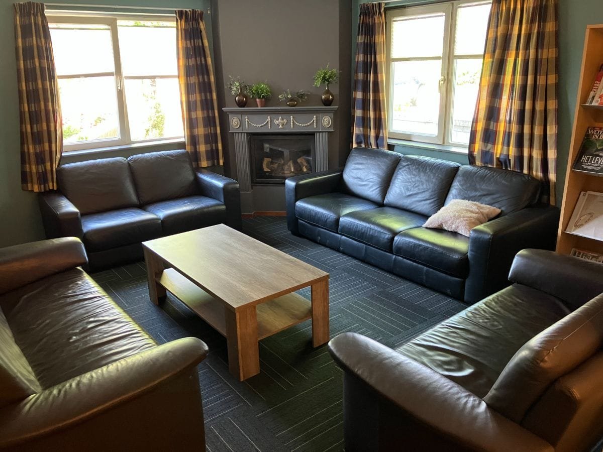 groepsaccommodatie-nijmegen-groesbeek-120-personen-36-slaapkamers-18 Zithoek naast de groepsruimte