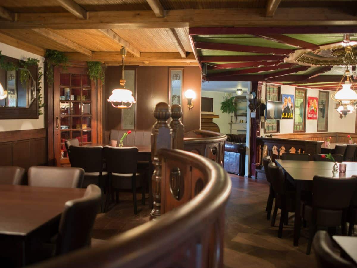 groepsaccommodatie-nijmegen-groesbeek-120-personen-36-slaapkamers-19 Een van de groepsruimtes is helemaal in stijl van een pub of bruine kroeg