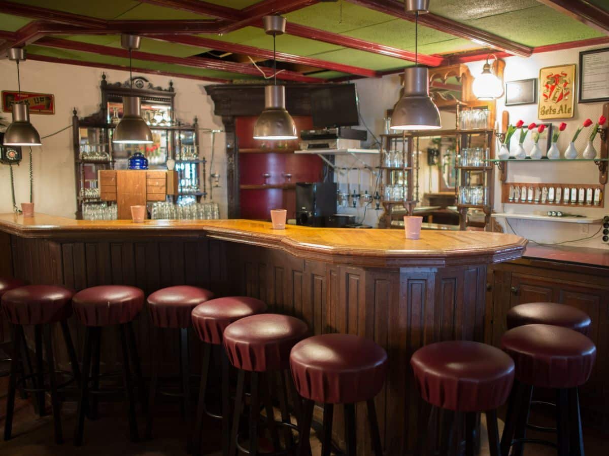 groepsaccommodatie-nijmegen-groesbeek-120-personen-36-slaapkamers-21 Gezellige bar om een drankje te drinken met de vriendengroep