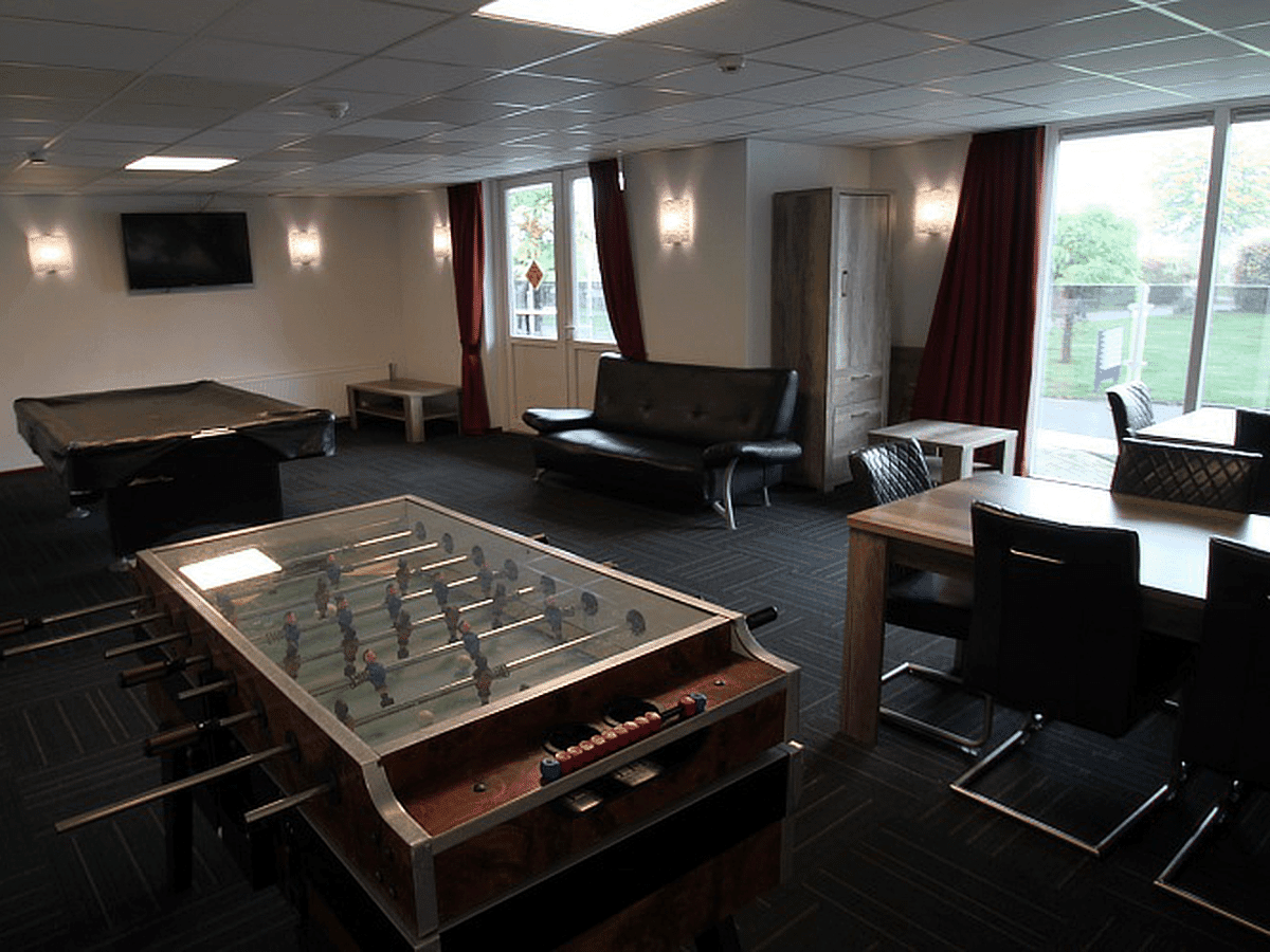 groepsaccommodatie-nijmegen-groesbeek-120-personen-36-slaapkamers-22 Extra groepsruimte om te relaxen of een potje tafelvoetbal