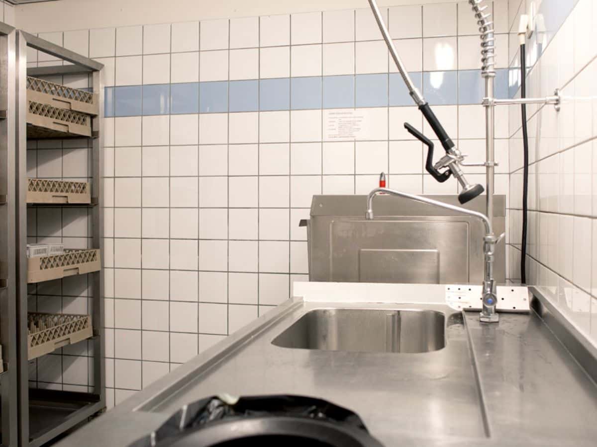 groepsaccommodatie-nijmegen-groesbeek-120-personen-36-slaapkamers-24 Spoelkeuken in de accommodatie