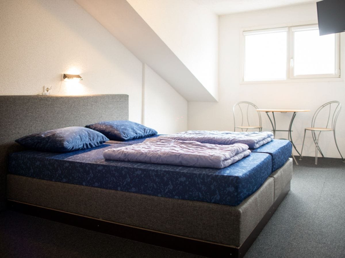 groepsaccommodatie-nijmegen-groesbeek-120-personen-36-slaapkamers-27 2-persoons slaapkamer met eigen badkamer