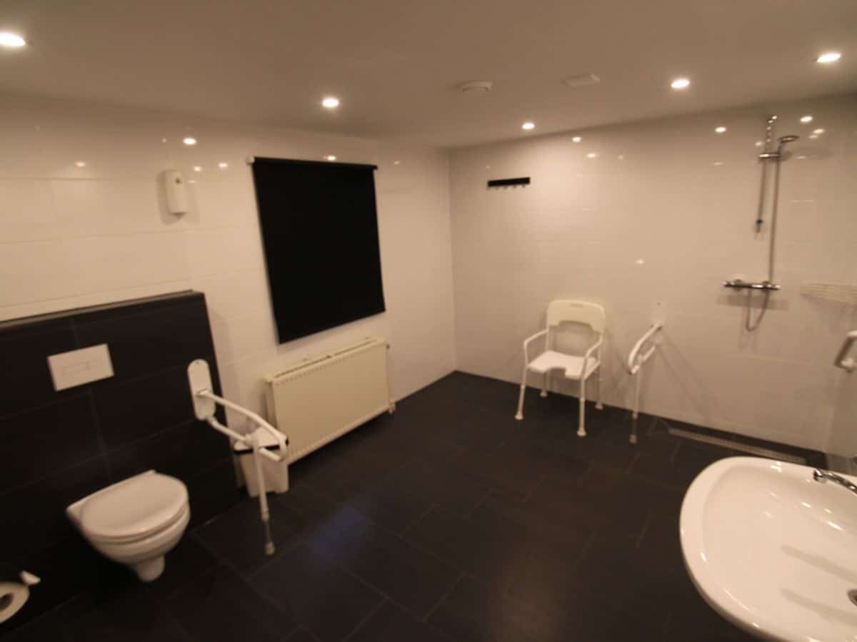 groepsaccommodatie-nijmegen-groesbeek-120-personen-36-slaapkamers-31 Aangepaste badkamer op de begane grond van het groepshuis