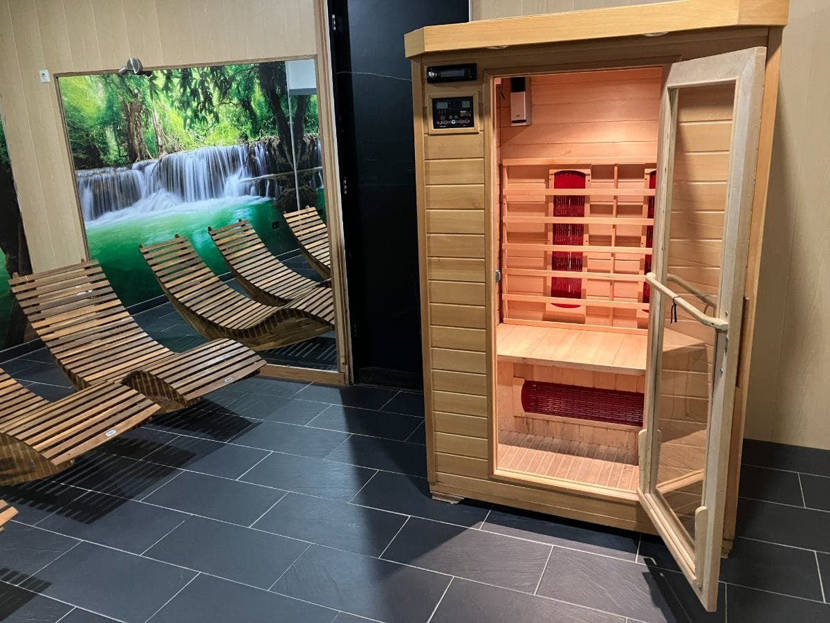 groepsaccommodatie-nijmegen-groesbeek-120-personen-36-slaapkamers-34 Infraroodsauna en relaxbedden in het vakantiehuis voor groepen