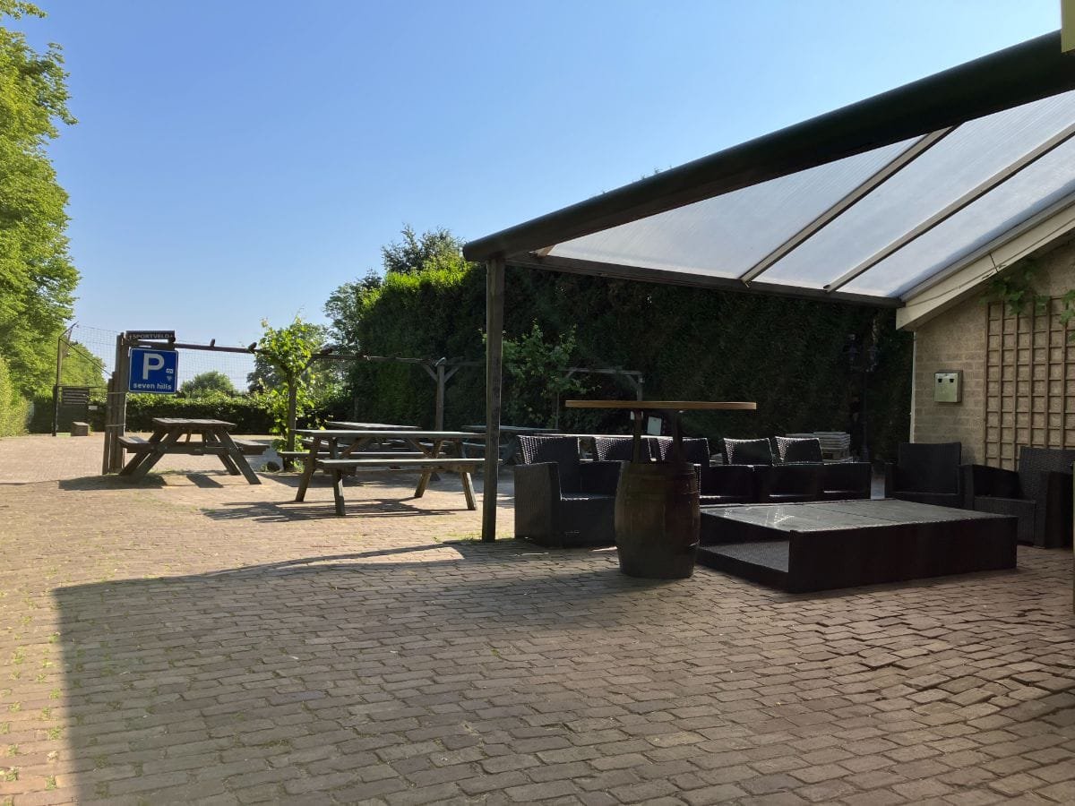 groepsaccommodatie-nijmegen-groesbeek-120-personen-36-slaapkamers-38 Het groepsterras is deels overdekt