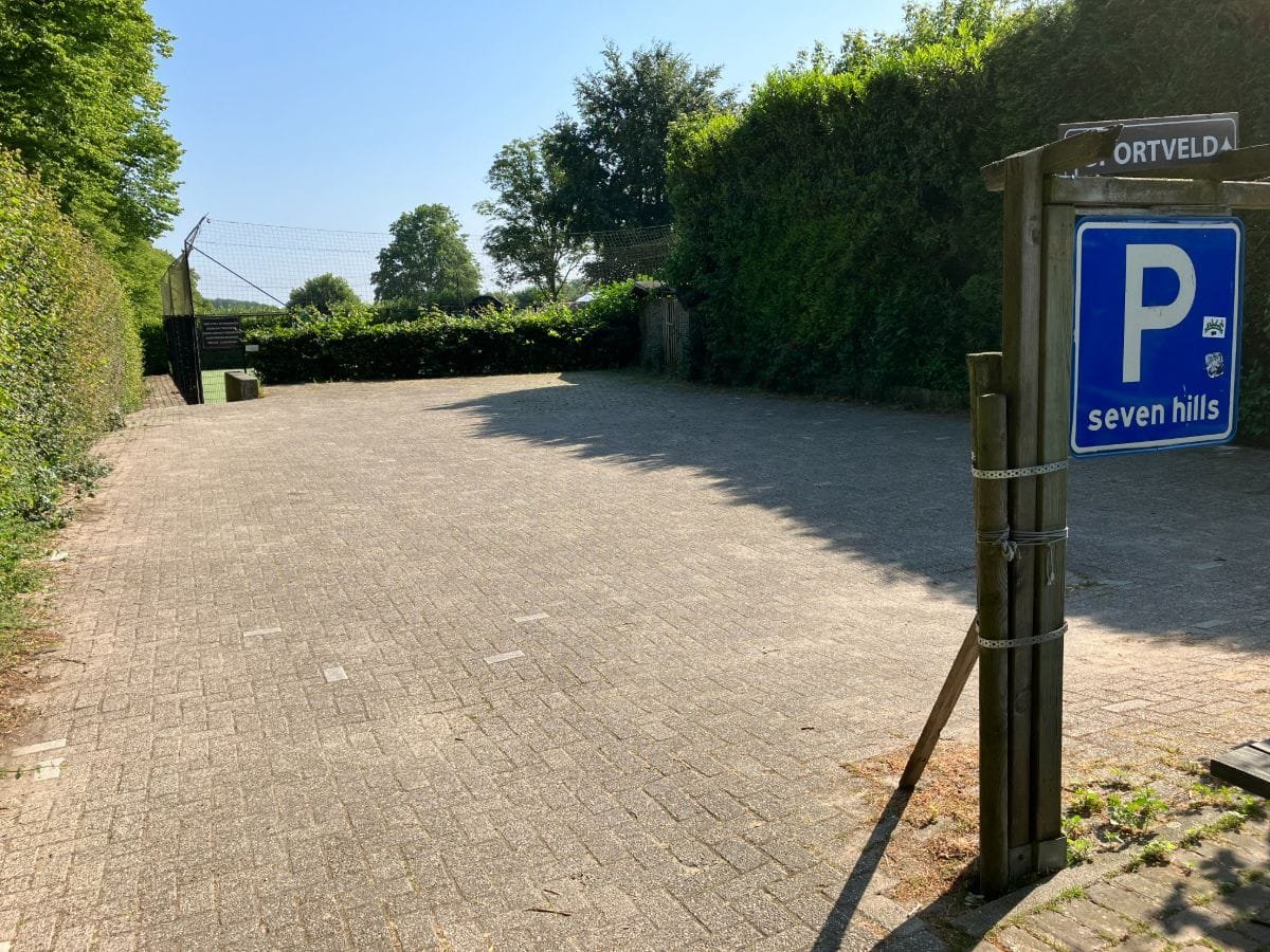 groepsaccommodatie-nijmegen-groesbeek-120-personen-36-slaapkamers-39 Grote parkeerplaats voor groepen