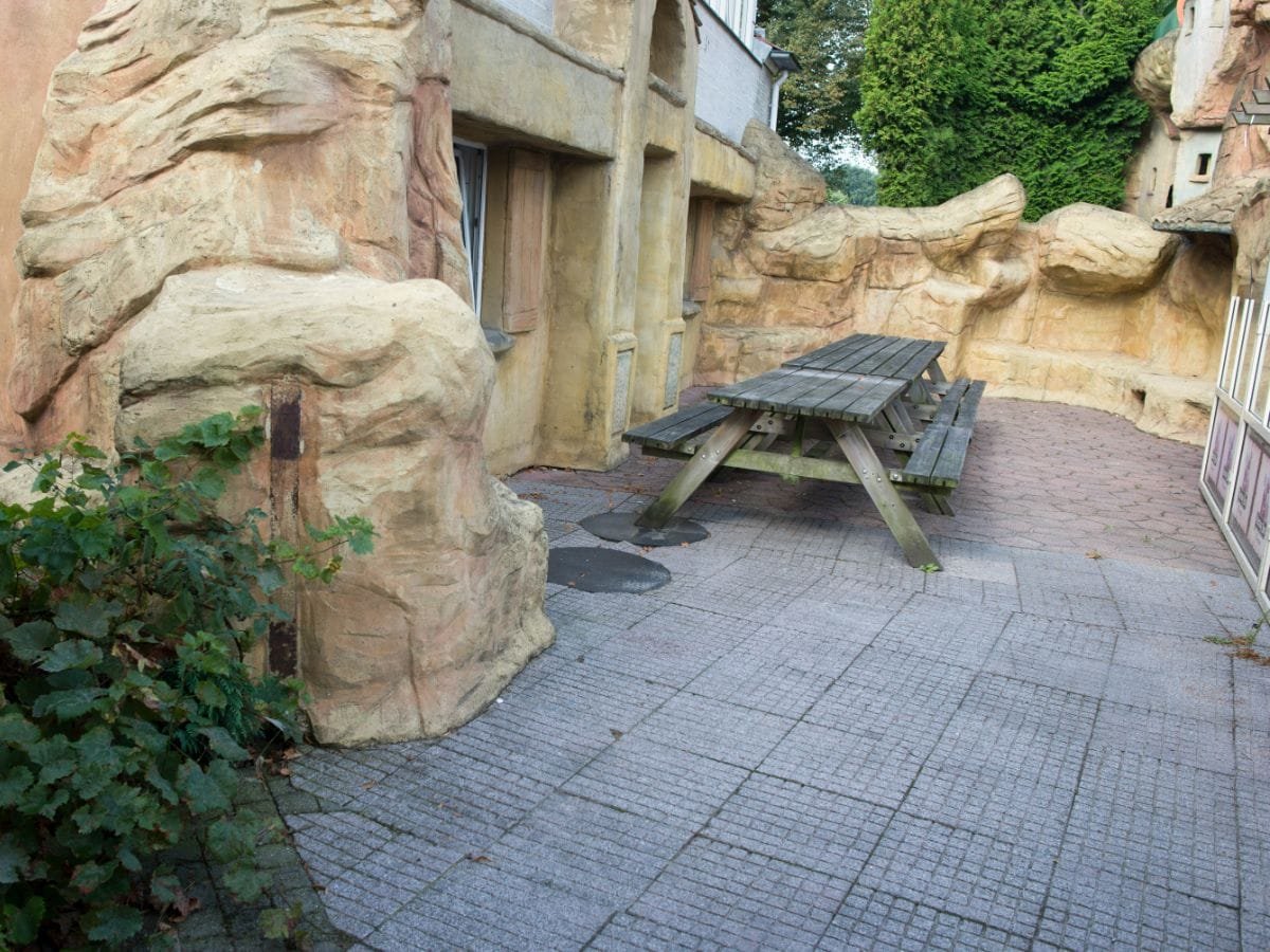 groepsaccommodatie-nijmegen-groesbeek-120-personen-36-slaapkamers-40 Zitje aan de zijkant van het huis