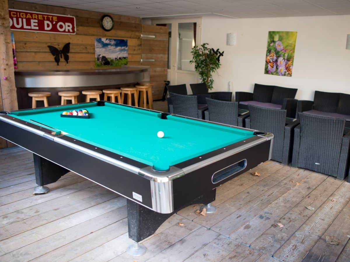 groepsaccommodatie-nijmegen-groesbeek-120-personen-36-slaapkamers-7 Pooltafel in het huis
