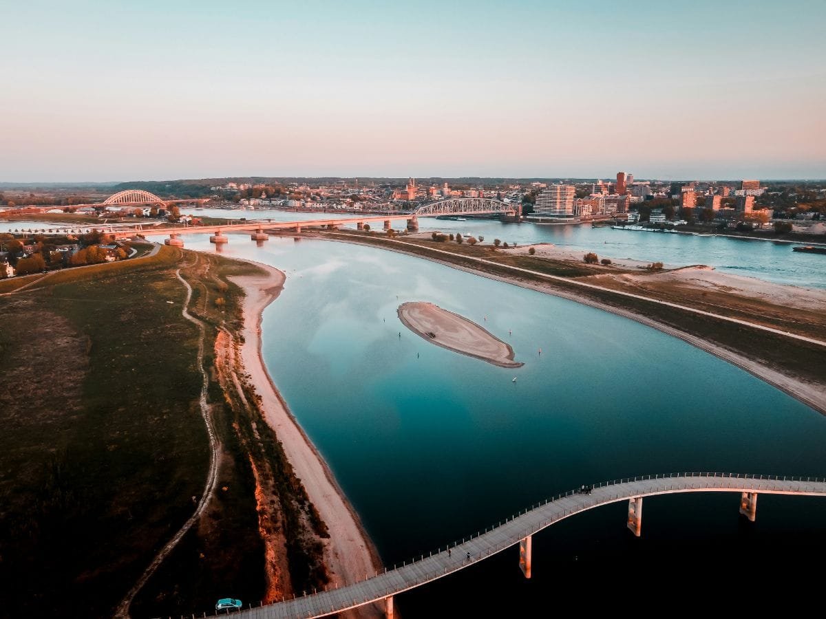 Uitzicht over de Spiegelwaal op de stad Nijmegen