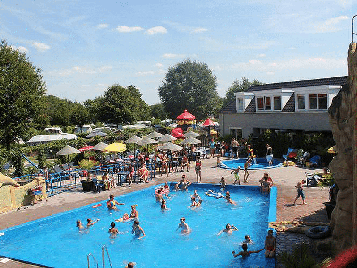 groepsaccommodatie-40-personen-14 Zwembad bij een van de groepshuizen