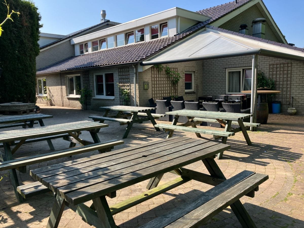 groepsaccommodatie-60-personen-12 Buitenterras om te genieten van de zon tijdens een familieweekend