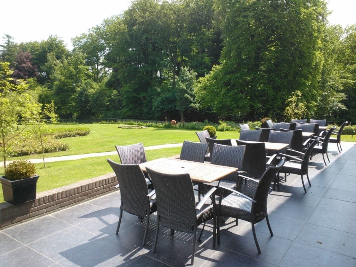 groepsaccommodatie-berg-en-dal-14 Terras met uitzicht op de schitterende natuur