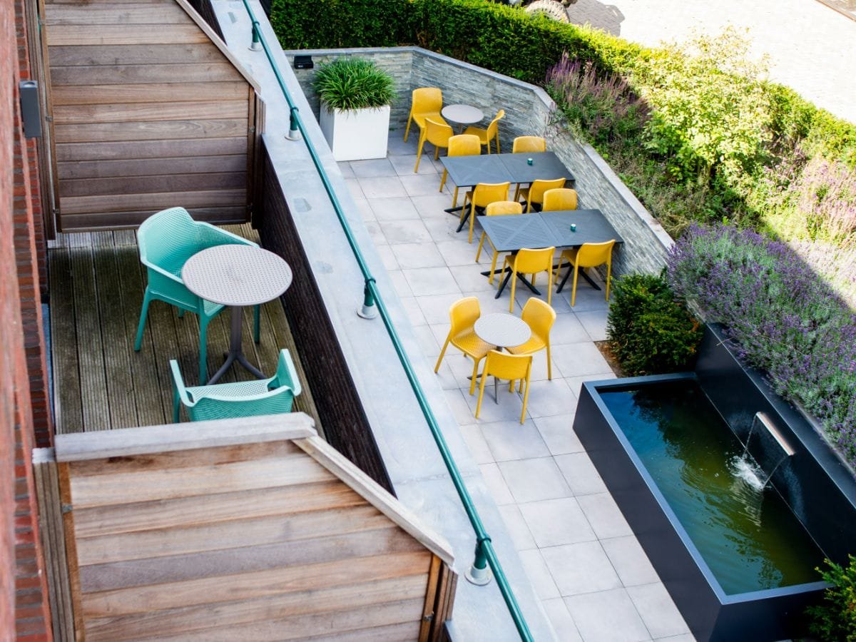 groepsaccommodatie-berg-en-dal-8 Fijn groot terras om buiten te genieten met de groep