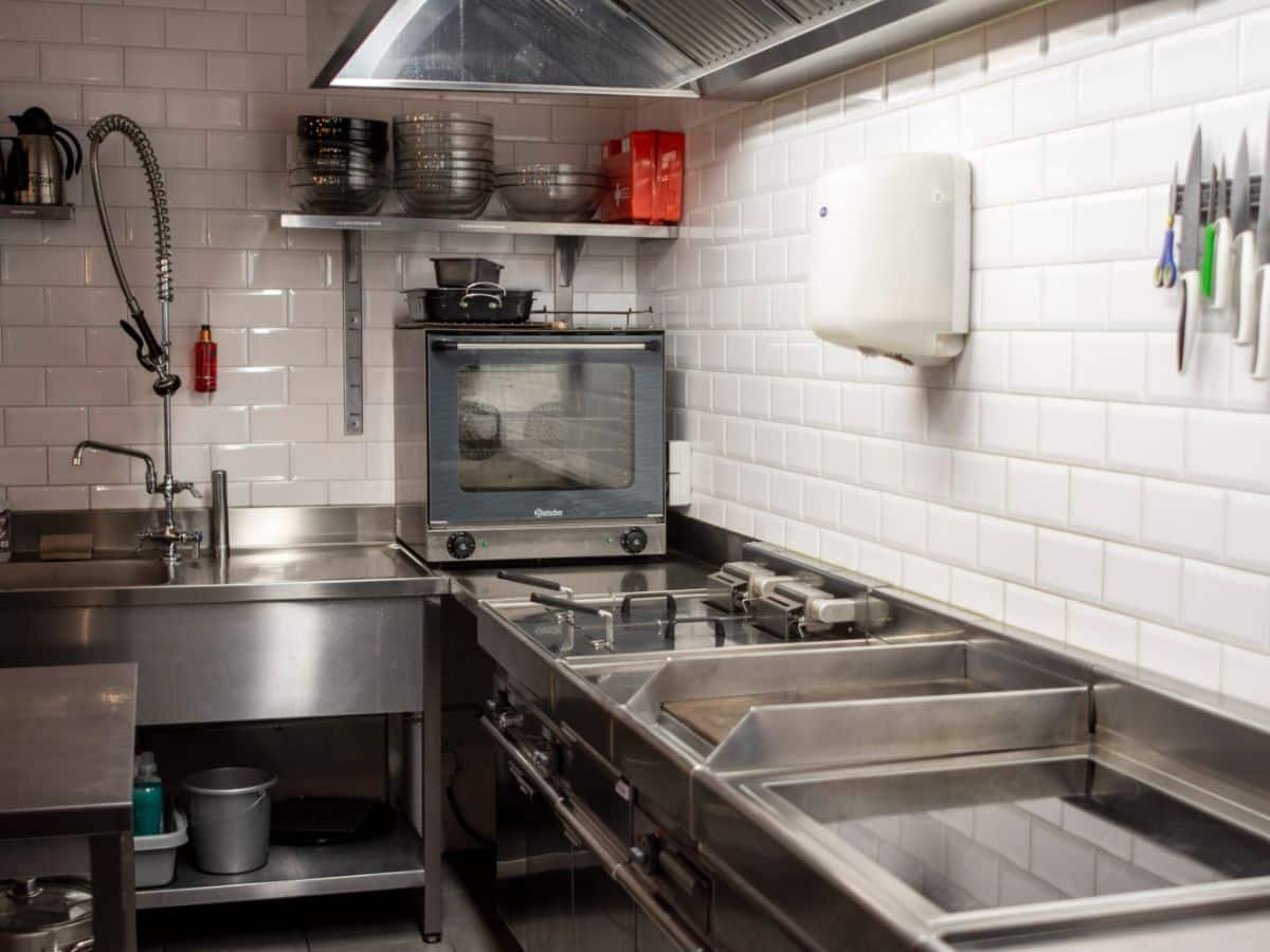 groepsaccommodatie-groesbeek-9 Professionele keuken in een van de accommodaties in Groesbeek