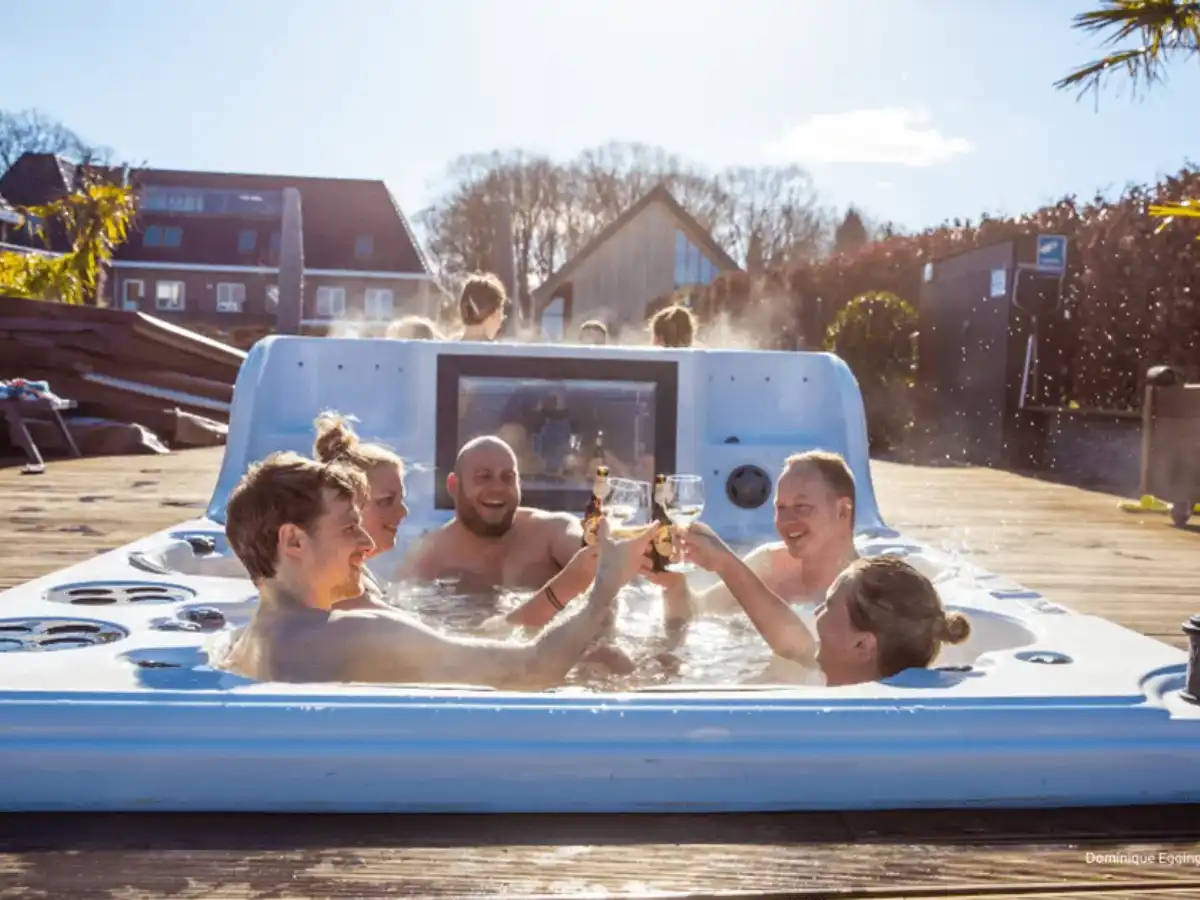 Genieten van de jacuzzi en zwemspa met de groep