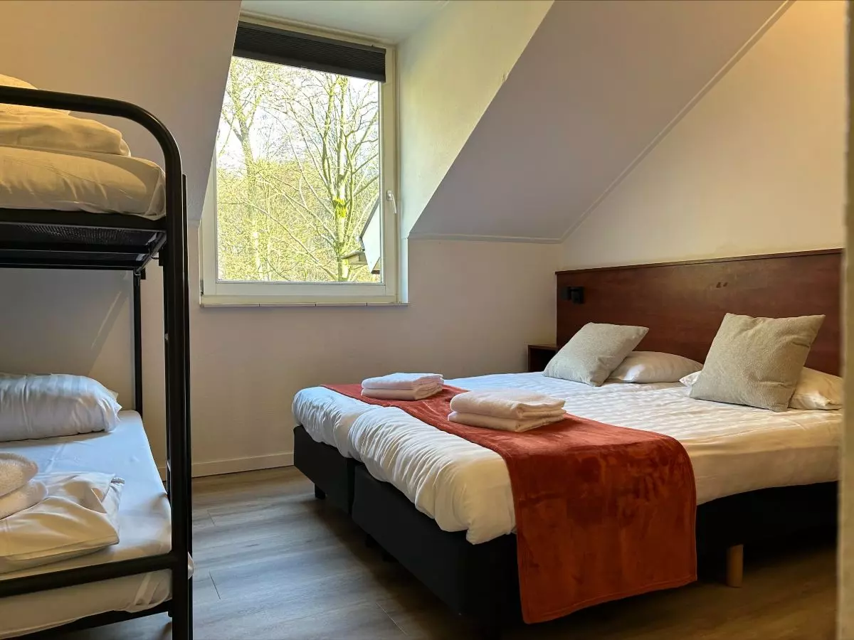 groepsaccommodatie-nijmegen-berg-en-dal-20-22-personen-9-slaapkamers-14 Familiekamer voor 4 personen